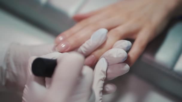 Manicure artysta co paznokci polerowanie pędzlem i narzędziami — Wideo stockowe