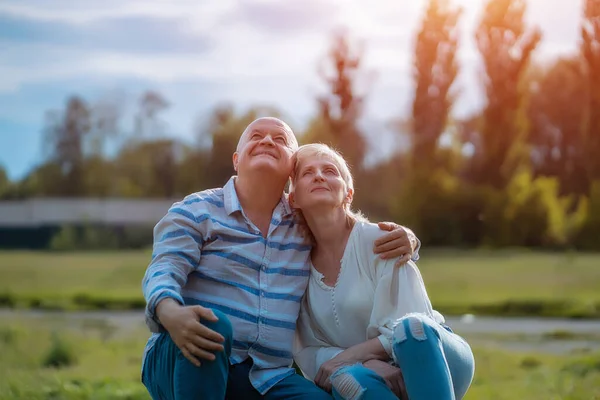 Happy senior couple dating and hugging and talk in park at sunny day — Stock Photo, Image