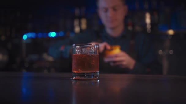 Camarero preparando cóctel tradicional a la antigua con whisky y naranja — Vídeo de stock