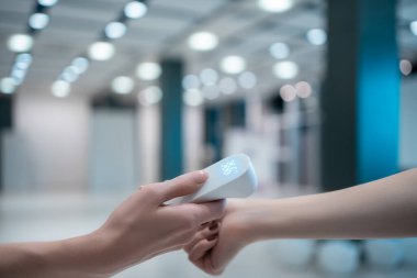 Sıcaklığı ölçen kızılötesi temassız termometre salgın covid19 'da.