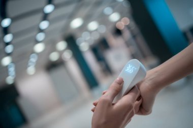 Sıcaklığı ölçen kızılötesi temassız termometre salgın covid19 'da.