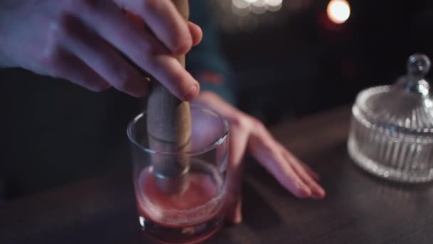 Camarero preparando cóctel tradicional a la antigua con whisky y naranja — Vídeos de Stock