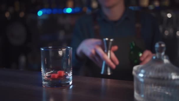 Bartender preparar tradicional coquetel à moda antiga com uísque e laranja — Vídeo de Stock