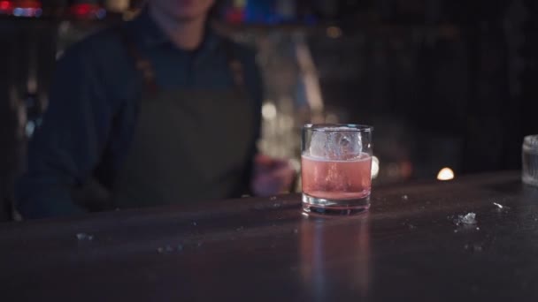 调酒师用威士忌和橙子配制传统的老式鸡尾酒 — 图库视频影像