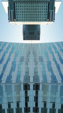 Sunset 'te Aynalı Cam Örnekleri ile Soyut Teknolojik Arkaplan, Simetrik Yansımalar ve Tünel benzeri bir Işıltı içeren Fütürist Tasarım. Yüksek kalite 4k görüntü, dikey video