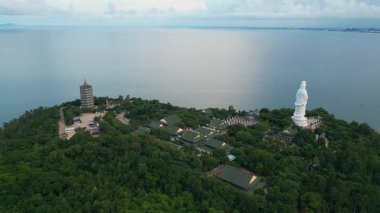Linh Ung tapınağındaki dindar Buda Anıtı ve Budizm tapınağı, Asya dini ve ruhaniyeti, Son Tra yarımadası, Da Nang, Vietnam 4k hava aracı görüşü. Yüksek kaliteli görüntüler