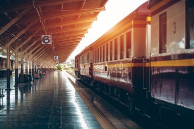 Bangkok 'ta klasik geçmişe dönük trenleri olan klasik Hua Lamphong tren istasyonu. Eski moda Tayland demiryolu merkezi. Geçmişe yolculuk ortamı sunuyor. Yüksek kalite fotoğraf