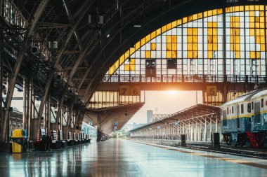 Bangkok 'ta klasik geçmişe dönük trenleri olan klasik Hua Lamphong tren istasyonu. Eski moda Tayland demiryolu merkezi. Geçmişe yolculuk ortamı sunuyor. Yüksek kalite fotoğraf