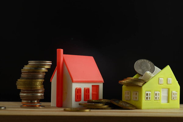 игрушечный домик и деньги, тревожная атмосфера
.