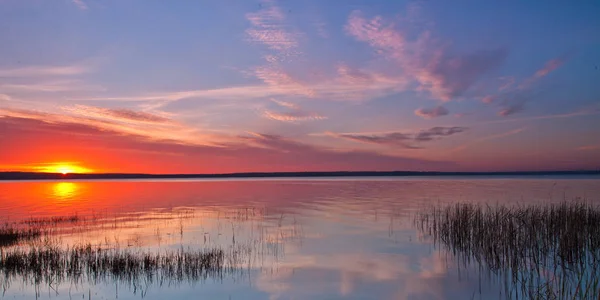 Panorama Der Morgendämmerung Über Dem See Leichte Rosatöne Reflexion Der — Stockfoto