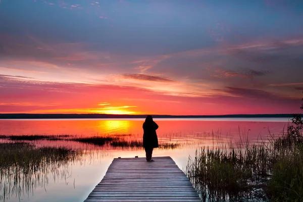 Aube Sur Lac Tranquille Lever Soleil Silhouette Homme Debout Sur — Photo