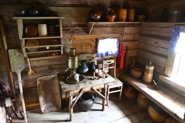 Wnętrze Chaty Rosyjski Chłop Wnętrze Kuchni Samowar Garnki Naczynia Kuchenne — Zdjęcie stockowe
