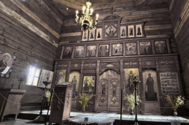 Eski bir ahşap Ortodoks kilise içinin. Rusya, Suzdal. İkonostasisin, Ortodoks simgeler, günlük duvarlar, mumlar. Ciddi görünümü.