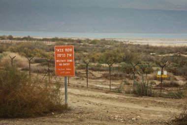 İbranice ve Arapça Yazıt: askeri bölge girmeyin. West Bank, İsrail ve Ürdün, dikenli tel, fırtınalı gökyüzü arasında sınır bölgesi.