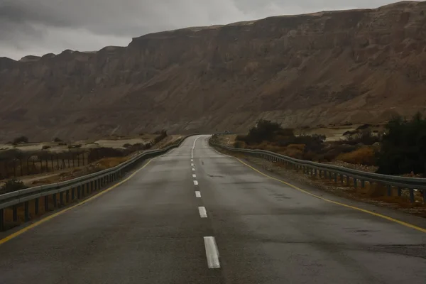 Die Straße Erstreckt Sich Zwischen Den Felsen Der Negev Wüste — Stockfoto