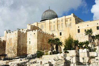Kudüs'te El Aksa Camii. Müslüman dünya tapınak Tapınak Dağı üzerinde gri kubbe ile bir camiidir.