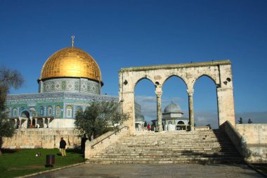 Kudüs'te kaya kubbe Camii. Müslüman dünya Tapınağı, Temple Mount üzerinde altın kubbe rock bir kubbe ile bir camiidir. Kubbe ve arch