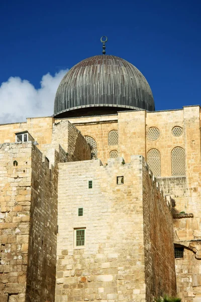 耶路撒冷的阿克萨清真寺 穆斯林世界的圣地是寺庙山上有灰色圆顶的清真寺 — 图库照片