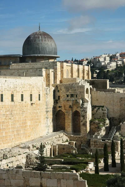 Mesquita Aqsa Jerusalém Santuário Mundo Muçulmano Uma Mesquita Com Cúpulas — Fotografia de Stock