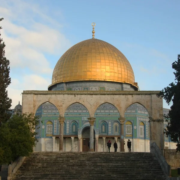 耶路撒冷的岩石圆顶清真寺 穆斯林世界的圣地是一座清真寺 上面有圆顶的岩石 寺庙顶上有金色圆顶 圆顶和拱 — 图库照片