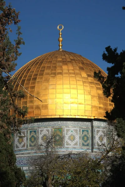 耶路撒冷的岩石圆顶清真寺 穆斯林世界的圣地是一座清真寺 上面有圆顶的岩石 上面挂着金色圆顶 — 图库照片