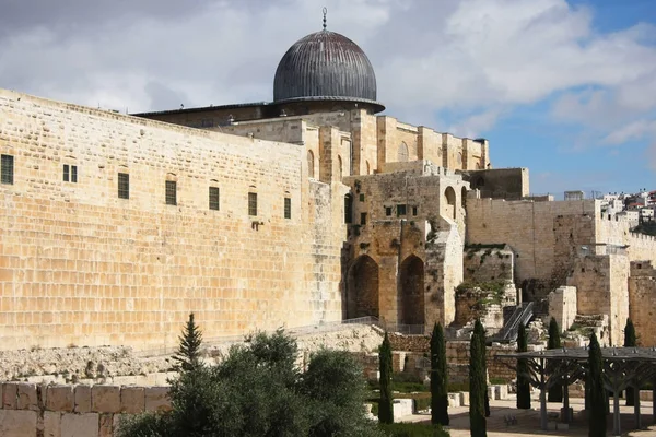 耶路撒冷的阿克萨清真寺 穆斯林世界的圣地是寺庙山上有灰色圆顶的清真寺 — 图库照片