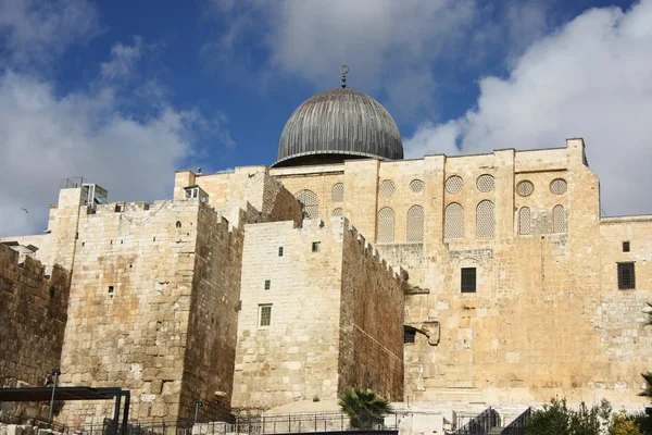 Mesquita Aqsa Jerusalém Santuário Mundo Muçulmano Uma Mesquita Com Cúpulas — Fotografia de Stock