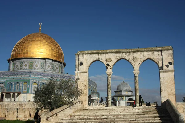 耶路撒冷的岩石圆顶清真寺 穆斯林世界的圣地是一座清真寺 上面有圆顶的岩石 寺庙顶上有金色圆顶 圆顶和拱 — 图库照片