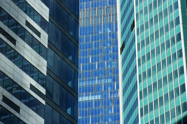 莫斯科商业中心的摩天大楼 蓝色玻璃表面和天空反射在他们 — 图库照片