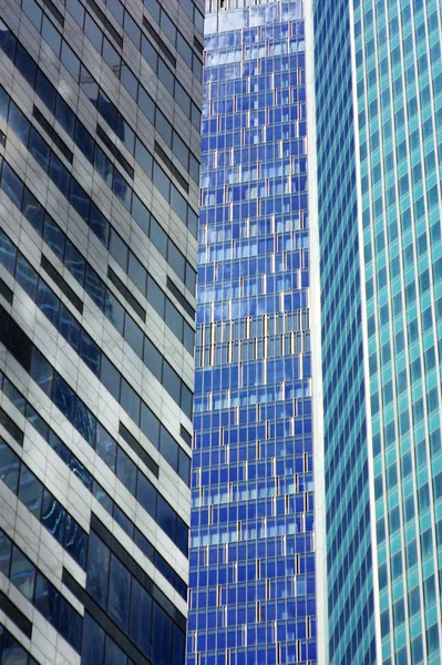 莫斯科商业中心的摩天大楼 蓝色玻璃表面和天空反射在他们 — 图库照片
