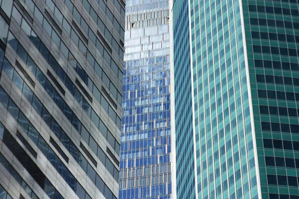 Wieżowce Miasta Centrum Moskwy Biznes Powierzchnie Szklane Niebieskie Niebo Odzwierciedlenie — Zdjęcie stockowe