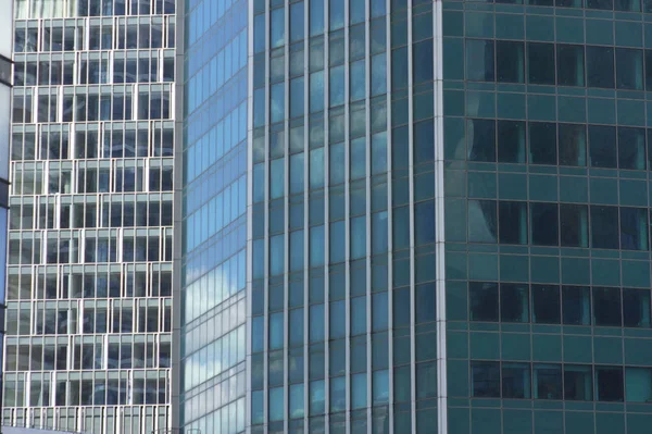Wieżowce Miasta Centrum Moskwy Biznes Powierzchnie Szklane Niebieskie Niebo Odzwierciedlenie — Zdjęcie stockowe