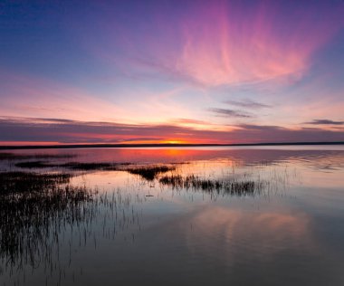 Şafak sessiz bir göl üzerinde