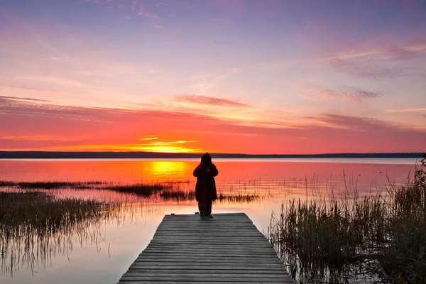 Morgendämmerung Über Einem Ruhigen See — Stockfoto