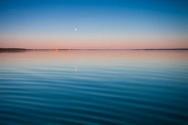 黎明时的绿松石湖 黎明时光滑的蓝色和绿松石湖表面 红色和橙色和天空蓝色 — 图库照片