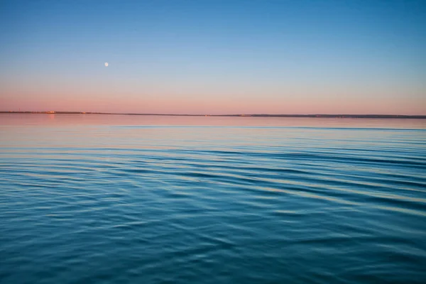 Lac Turquoise Aube Petites Vagues Symétriques Surface Bleue Turquoise Aube — Photo