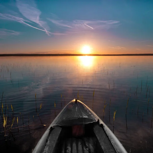 Kayak Flotte Vers Soleil Kayaks Nez Sur Fond Une Aube — Photo