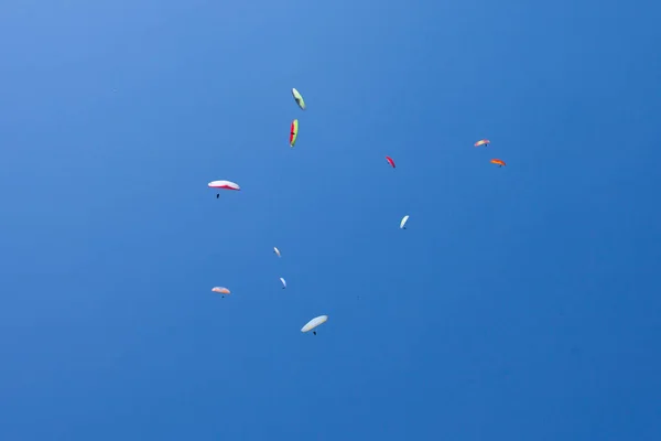 Paraşütler Uçuyor Mavi Gökyüzünde Çok Renkli Paraşütler — Stok fotoğraf