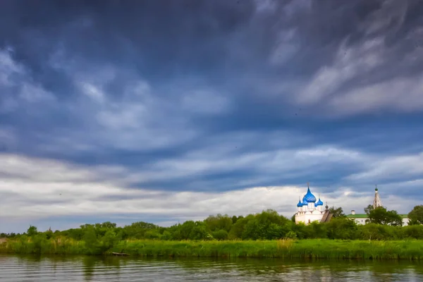 Біла Церква Блакитними Куполами Під Бурхливим Скі — стокове фото