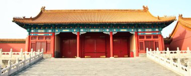 Bir yavrusu, Yasak Şehir, Beijing, Çin antik bir heykeli ile bronz aslan