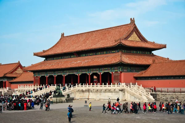 Pekin, Hebei / Çin - 10 Ekim 2015: Saray turistler yasak şehir içinde. Parlak renkler, insanların kalabalıklar.