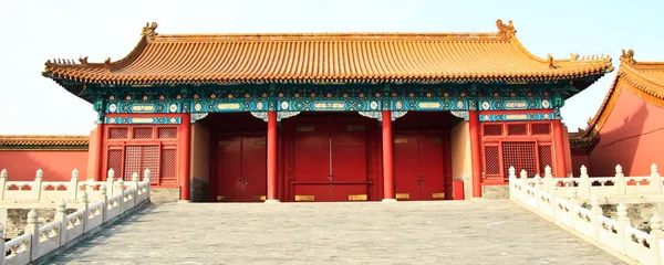 Bir yavrusu, Yasak Şehir, Beijing, Çin antik bir heykeli ile bronz aslan