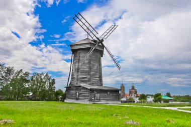 Yeşil alan yel değirmeni