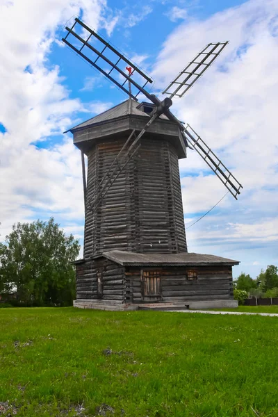 Yeşil ciğeri üzerinde eski ahşap fırıldak