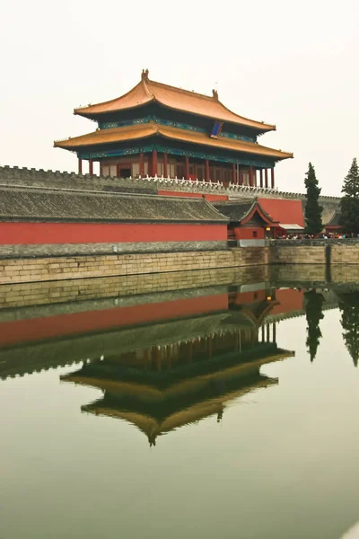 Spiegelungen Des Nordtores Die Verbotene Stadt Grünen Wasser Des Leibeigengrabens — Stockfoto