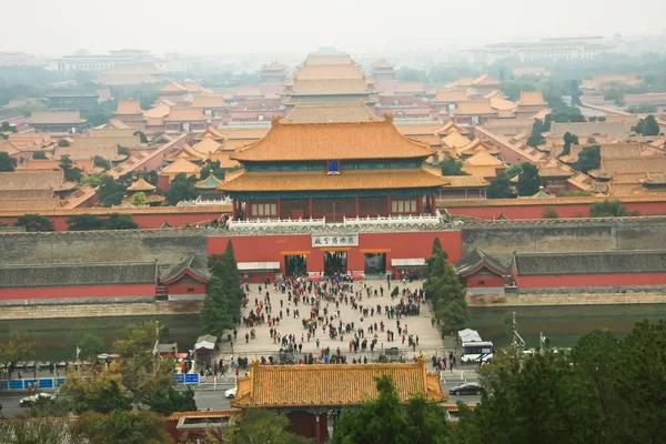 Pekin, Hebei / Çin - 10 Ekim 2015:'ın yasak şehrinin kuzeyden, surlar, parlak renkler üzerinde bir görünüm.