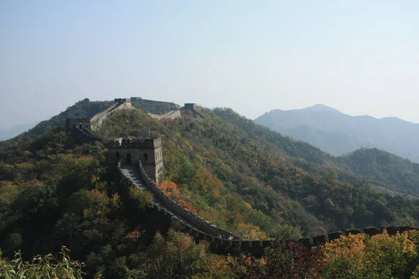 Great Wall Autumn Wall Passes Tops Hills Covered Forest Bright — Stock Photo, Image