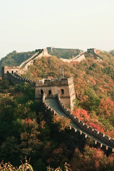 Башни Осенью Великая Китайская Стена Среди Осенних Холмов Покрытых Лесом — стоковое фото