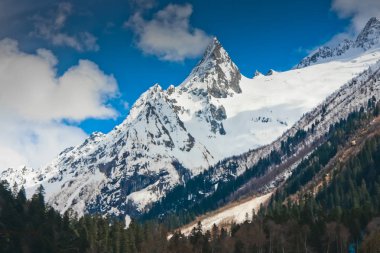 Bir keskin dağ tepe