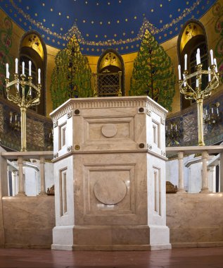 Moskova / Rusya Federasyonu - 21 Haziran 2018: Moskova koro Sinagogu, namazı arasında boş. renkli ve ciddi iç tuhaf desenleri ile. Sinagog sanctuary